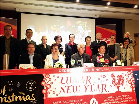 佐治河市政府行政管理約翰·雷納(中)與嘉賓合影。(澳洲《新快報(bào)》)