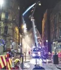 滅火人員在現(xiàn)場搶救。(歐洲《星島日報》)