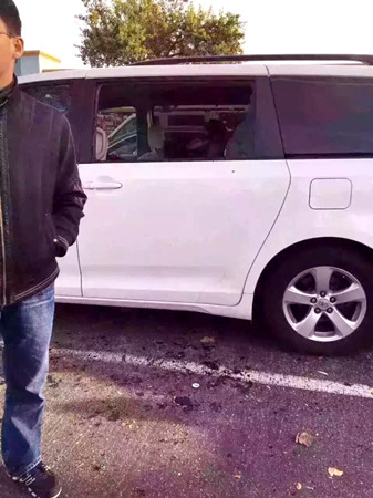 華人代購業(yè)者的車窗被砸,車內(nèi)上萬元的Coach包失竊。(Andrea提供)