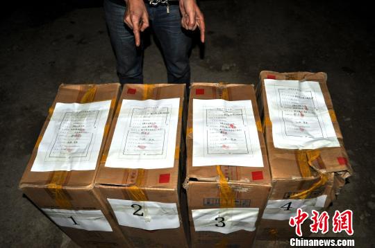 犯罪嫌疑人指認4箱毒品 鐘欣 攝