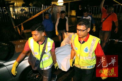 中國僑網(wǎng)警員將死者遺體抬離現(xiàn)場。(馬來西亞《光華日報(bào)》)