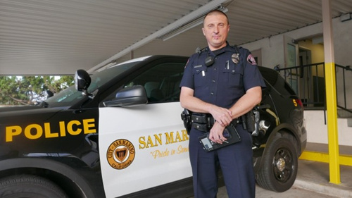 中國僑網(wǎng)日瓦戈是圣市四位會中文的警官之一。(美國《世界日報》/李雪 攝)