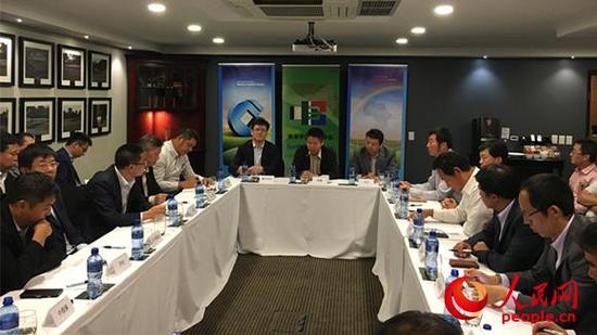 中國(guó)僑網(wǎng)由南非中國(guó)經(jīng)貿(mào)協(xié)會(huì)主辦、中國(guó)建設(shè)銀行約翰內(nèi)斯堡分行承辦的首屆銀企座談會(huì)25日舉行。(徐延子 攝)