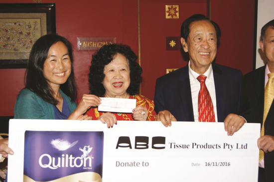 中國僑網(wǎng)捐贈支票。(澳洲《新快報》圖片)