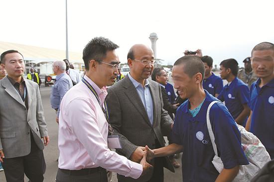 中國(guó)僑網(wǎng)外交部工作組和駐肯尼亞大使劉顯法到機(jī)場(chǎng)迎接船員