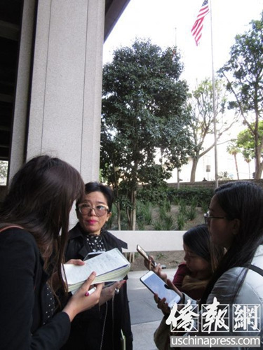 中國(guó)僑網(wǎng)紀(jì)欣然父母的代理律師蔡玟慧(左2)在庭外接受訪問。(美國(guó)《僑報(bào)》/翁羽 攝)