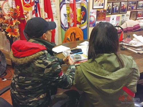 中國(guó)僑網(wǎng)工作人員忙著為顧客打包。(美國(guó)《僑報(bào)》/陳辰 攝)