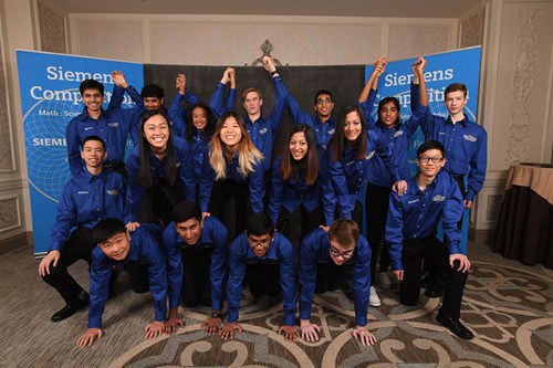 中國(guó)僑網(wǎng)今年角逐西門(mén)子科學(xué)獎(jiǎng)的決賽選手合影。(美國(guó)中文網(wǎng))