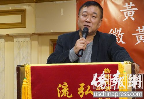 中國(guó)僑網(wǎng)林旭:堅(jiān)持原創(chuàng)是“小春晚”的立足之本。(美國(guó)《僑報(bào)》/高睿 攝)