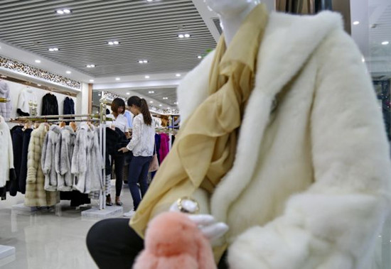 中國(guó)僑網(wǎng)資料圖片:皮草服裝 新華社發(fā)