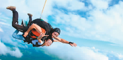 中國(guó)僑網(wǎng)圖為華人青年參與跳傘運(yùn)動(dòng)。(網(wǎng)絡(luò)圖片)