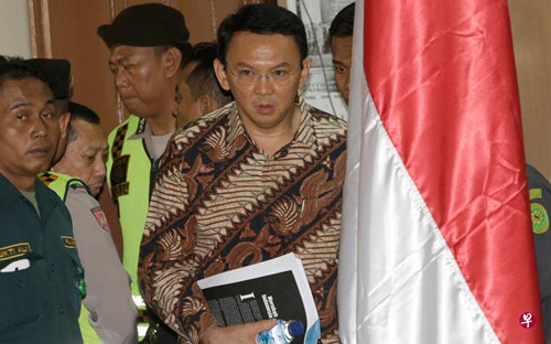 中國(guó)僑網(wǎng)鐘萬(wàn)學(xué)一臉嚴(yán)峻地出庭面審。(新加坡《聯(lián)合早報(bào)》援引法新社)