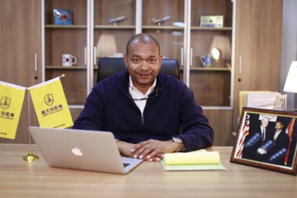 中國僑網(wǎng)杜克大學(xué)前高級招生官、啄木鳥教育學(xué)術(shù)副總裁Willie Dixon