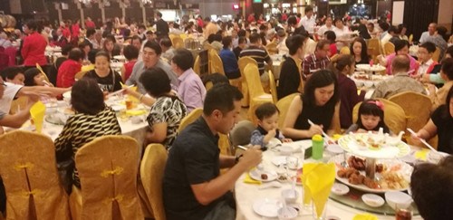 中國僑網(wǎng)大部分酒樓農(nóng)歷新年除夕晚的訂單都爆滿。(馬來西亞《星洲日報》)