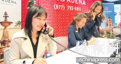 中國僑網(wǎng)卞姝堯接聽服務熱線電話回答問題。(美國《僑報》)