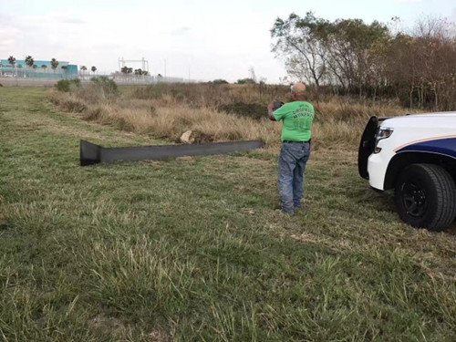 中國(guó)僑網(wǎng)墜海直升機(jī)的螺旋槳葉片在脫落后被甩到岸上。(邵先生提供)