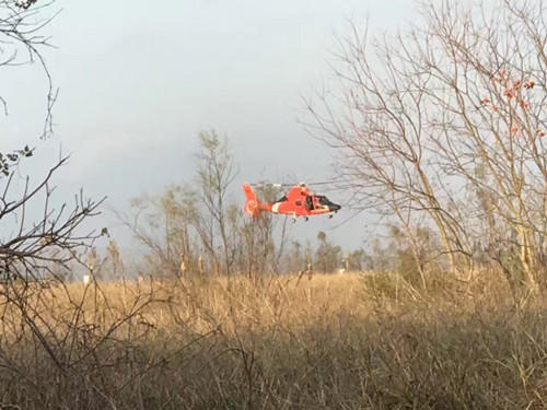 中國(guó)僑網(wǎng)救援直升機(jī)在事發(fā)地點(diǎn)展開救援行動(dòng)。(邵先生提供)