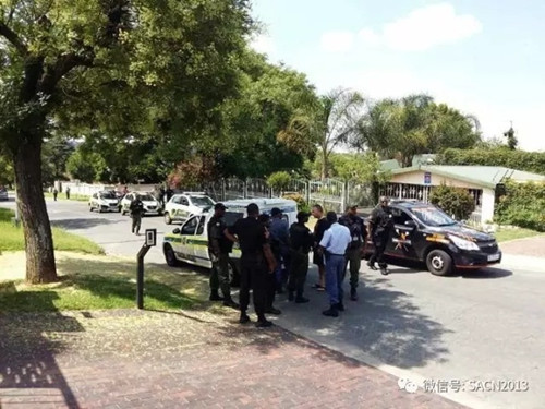 中國(guó)僑網(wǎng)警察將歹徒抓到車上。(南非華人網(wǎng))