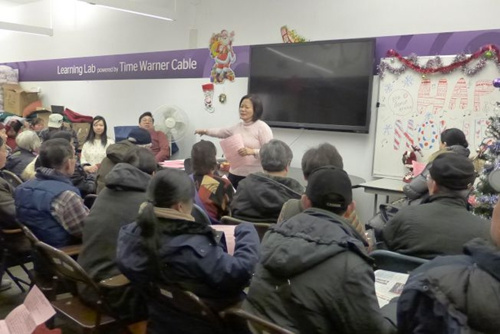 中國(guó)僑網(wǎng)廖小姐為民眾介紹糧食券申請(qǐng)規(guī)定。(美國(guó)《世界日?qǐng)?bào)》/高夢(mèng)梓 攝)