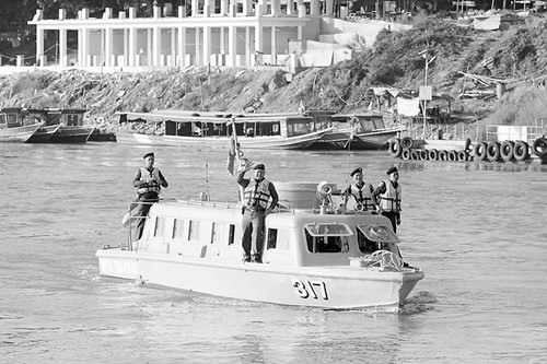 中國僑網(wǎng)泰方執(zhí)法人員向巡邏編隊揮手致意