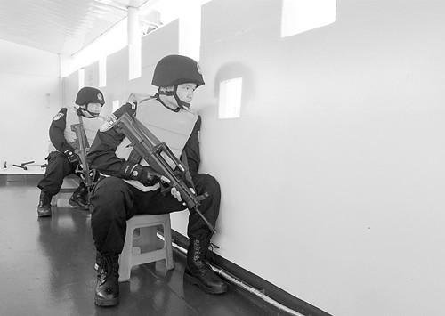 中國僑網(wǎng)巡邏中進入一級警備的中國邊防警察