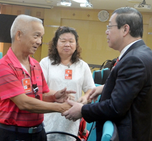 中國(guó)僑網(wǎng)林冠英(右)向韋金水詢(xún)問(wèn)韋力的康復(fù)情況。(馬來(lái)西亞《星洲日?qǐng)?bào)》)