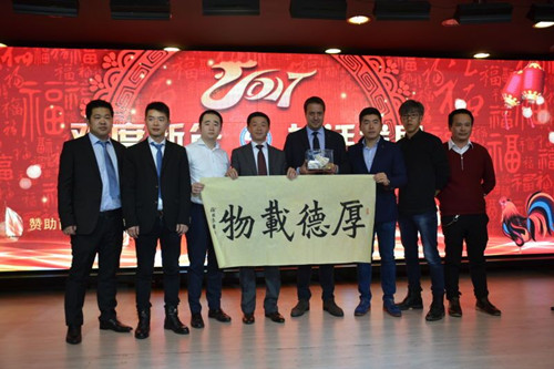 中國(guó)僑網(wǎng)拍賣活動(dòng)中拍者合影(西班牙歐浪網(wǎng))