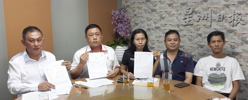 中國僑網(wǎng)洪偉聰(左一)申訴其轎車遭服務(wù)中心“非法扣留”。(馬來西亞《星洲日報》)