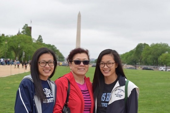 中國僑網(wǎng)趙安安(右)獲Posse提供四年全額獎學金,最感謝單親母親(中)多年獨力撫養(yǎng)自己和同為雙胞胎的姐姐趙平平(左)。(趙安安供圖)