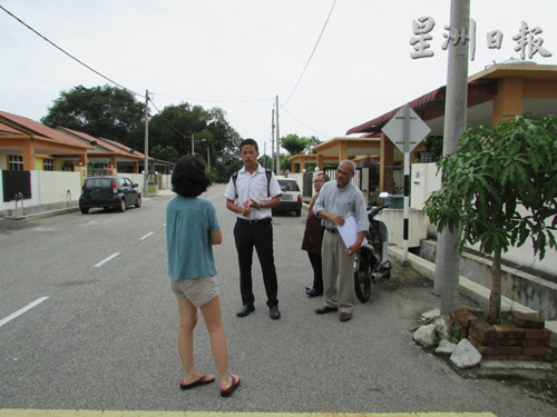 中國僑網(wǎng)陳俊廣(中)等人向葉女士(左)了解案發(fā)經(jīng)過。(馬來西亞《星洲日報》)