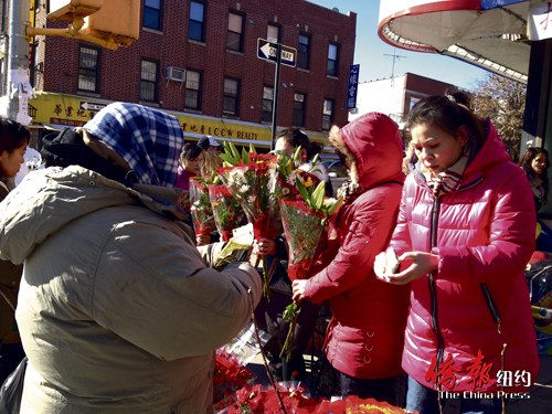 中國僑網(wǎng)春節(jié)期間,華人社區(qū)的鮮花攤檔生意紅火。(美國《僑報》資料圖)