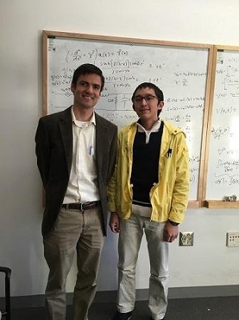 中國僑網(wǎng)黃圣一(右)與此次科研的指導老師合影。(黃圣一提供)