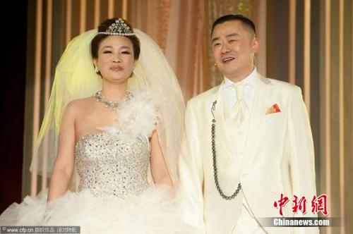 中國(guó)僑網(wǎng)資料圖: 右為周立波 圖片來(lái)源:CFP視覺(jué)中國(guó)