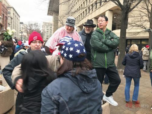 中國僑網(wǎng)到場參與特朗普宣誓儀式的華裔民眾。(美國《僑報(bào)》/吳女士提供)