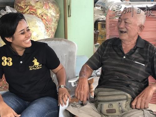 中國僑網(wǎng)鄭鎮(zhèn)明與雅妮雖沒有血緣關系,卻情同親生父女。(馬來西亞《星洲日報》)