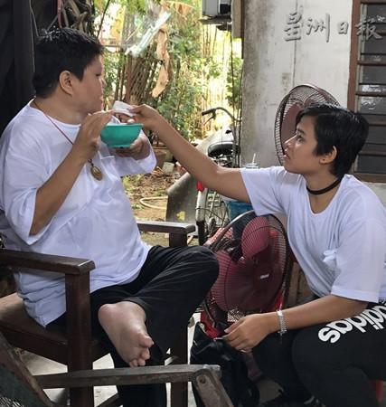 中國僑網(wǎng)義母治喪期間,雅妮細心照料她眼中的“妹妹”鄭巧云。(馬來西亞《星洲日報》)