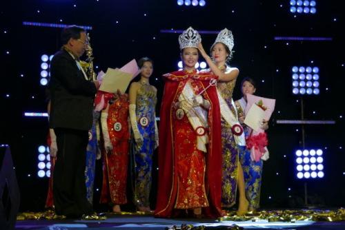 中國僑網(wǎng)2017年華埠小姐皇后劉思延(中),接受2016年的皇后曲里(右)加冕。(美國《世界日報》/李雪 攝)