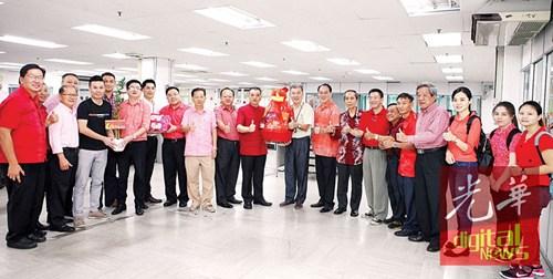 中國(guó)僑網(wǎng)檳馬華聯(lián)委會(huì)主席陳德欽(左12)率團(tuán)隊(duì)前來(lái)拜年。(馬來(lái)西亞《光華日?qǐng)?bào)》)