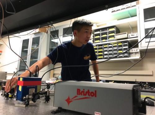 中國(guó)僑網(wǎng)李樂(lè)山入圍“雷杰納隆科學(xué)獎(jiǎng)”決賽。(美國(guó)《世界日?qǐng)?bào)》/李樂(lè)山提供)