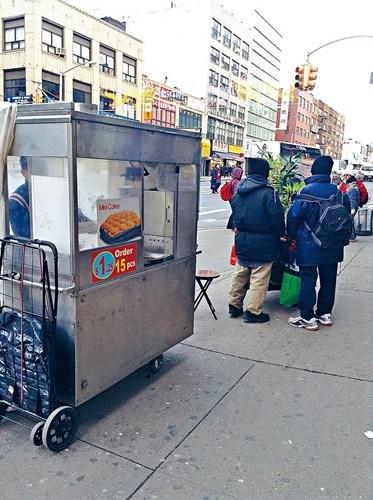 中國僑網(wǎng)華埠的路邊攤小販對擴(kuò)展字母評級系統(tǒng)紛紛搖頭。(美國《星島日報》)