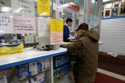 中國(guó)僑網(wǎng)華人社區(qū)有不少人拿白卡或紅藍(lán)卡領(lǐng)藥。(美國(guó)《世界日?qǐng)?bào)》/朱澤人 攝)