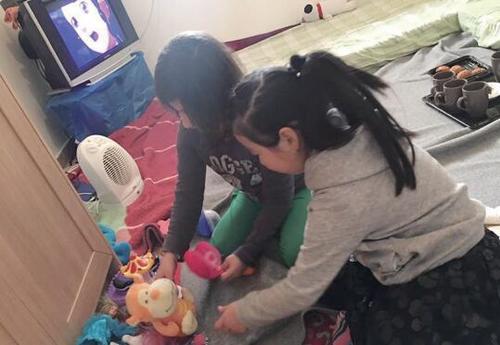 中國(guó)僑網(wǎng)王詩(shī)涵和瑪薩一起玩耍。(《歐洲時(shí)報(bào)》意大利版/蘇珊娜 歐麗福 攝)