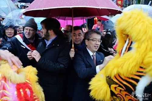 中國(guó)僑網(wǎng)黃永躍、maiolino等在開幕式上為雄獅點(diǎn)睛。(意大利《華人街》/趙建斌 攝)