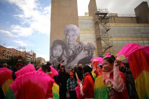 中國僑網(wǎng)圖為以華人為主角的藝術(shù)作品墻。(西班牙歐浪網(wǎng))