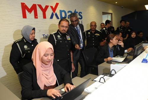 中國僑網(wǎng)慕斯達(dá)法(站者左二起)向西華了解大馬外籍人才服務(wù)中心柜臺(tái)人員的工作內(nèi)容。(馬來西亞《星洲日?qǐng)?bào)》)