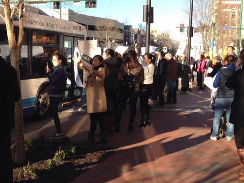 中國僑網(wǎng)6日在契沙比克市薩克斯律師事務(wù)所外示威群眾。(美國《世界日報》/張大水提供)