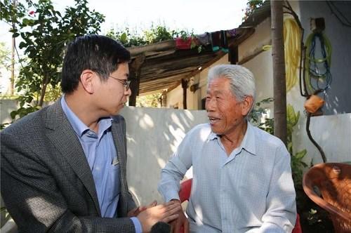 中國僑網(wǎng)中國駐印度大使館領(lǐng)事參贊閆曉策問候王琪老人。(外交部網(wǎng)站)