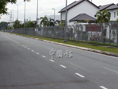 中國(guó)僑網(wǎng)安邦綠林鎮(zhèn)的馬霍干尼路平日來往的車輛甚少。(馬來西亞《中國(guó)報(bào)》)