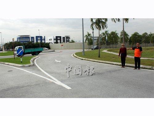 中國(guó)僑網(wǎng)葉漢榮(左)和葉進(jìn)發(fā)帶領(lǐng)媒體重回他為事主取回手袋的地點(diǎn)。(馬來西亞《中國(guó)報(bào)》)