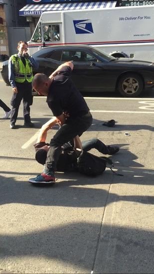 中國(guó)僑網(wǎng)高邁茲當(dāng)街毆打王先生。(美國(guó)《世界日?qǐng)?bào)》資料圖)